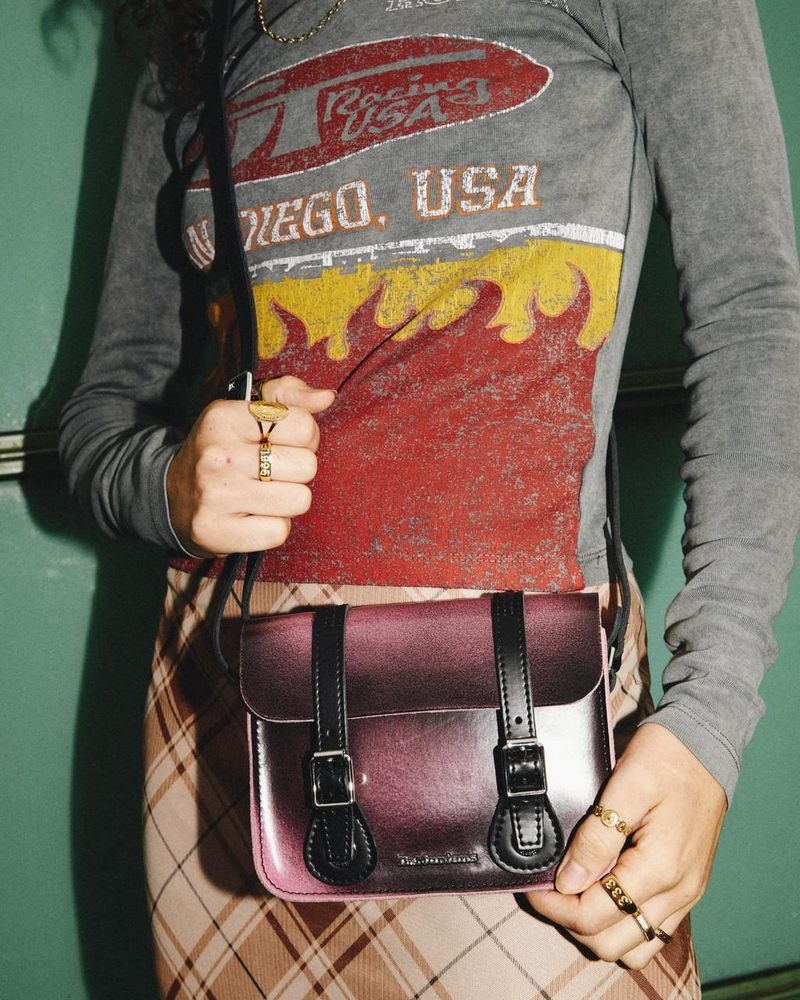 Black+Fondant Pink Doctor Martens 7 Inch Distressed Leather Crossbody Bag (Two Tone Rub Off+Kiev) | EA84-W4MS